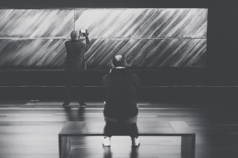 Peinture abstraite contemporaine outrenoir de Pierre Soulages, explorant les textures et reflets du noir.